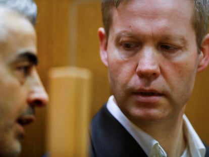 El acusado Stephan Ernst (derecha), en la vista en la que se leyó su sentencia, este jueves en Fráncfort.