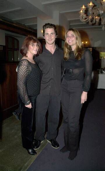 Christian Bale, junto a su madre, Jenny (izquierda) y su esposa, Sibi Blazic (derecha).