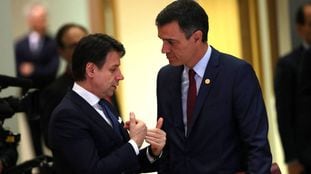 El primer ministro italiano, Giuseppe Conte, habla con el presidente español, Pedro Sánchez, en mayo de 2019 en Bruselas. En vídeo, España e Italia plantan a sus socios europeos ante la falta de una respuesta común a la pandemia.
  