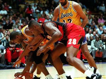 Arriba, Divac junto a Magic Johnson y Lang (de Atlanta) en un partido de los Lakers de 1996.