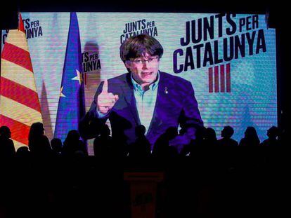 L'expresident de la Generalitat Carles Puigdemont intervé per videoconferència en un acte de campanya.