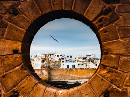 Vista de la ciudad de Esauira, en la costa sur de Marruecos, enmarcada por una de las troneras de sus murallas.