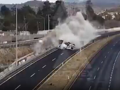 Imagen de una cámara de seguridad que captó la volcadura de un tráiler en la carretera México-Veracruz el martes 22 de noviembre 2022