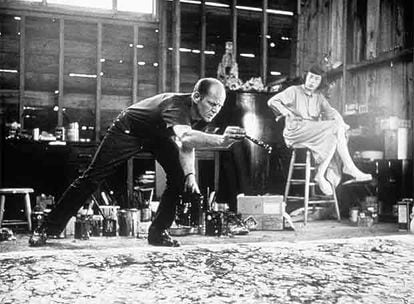 Jackson Pollock trabajando en su obra <i>One.Number 31</i><b> (1950).