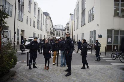 Fuerzas policiales frente a las oficinas del periódico satírico francés Charlie Hebdo, después de que varios hombres armados irrumpieran en las oficinas dejando al menos 11 muertos.