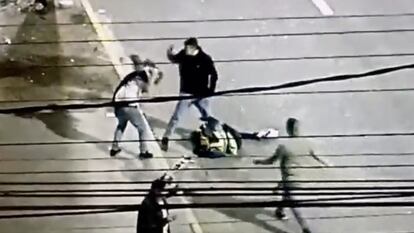 Fotograma de un video donde cuatro marinos golpean a Milton Domínguez en Iquique (Chile), el pasado 19 de mayo.