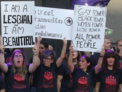 Miembros del Coro Voces LGTBI durante el pregón de las fiestas del Orgullo 2019, el pasado miércoles.