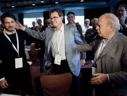 Artur Mas, entre Jordi Pujol (derecha) y el hijo de este, Oriol Pujol, en el Consejo Nacional de Convergencia en septiembre.