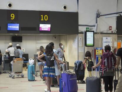 Pasajeros en la terminal de salidas del aeropuerto de San Pablo, Sevilla.