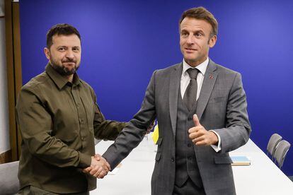 El presidente de Ucrania, Volodímir Zelenski (izquierda), saluda al presidente francés, Emmanuel Macron, momentos antes de la reunión bilateral que han mantenido este jueves en Granada.  