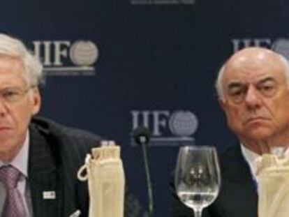 El director general del IFF, Charles Dallara (en el centro), junto a Francisco González (dcha), presidente del BBVA, y Josef Ackermann, presidente del Deutsche Bank.