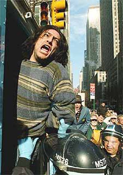 Un manifestante grita al ser detenido por la policía en Nueva York.