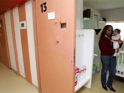 La dominicana Magdalena Cueva y su hija de meses, en su celda de la prisión La Moraleja, en Dueñas (Palencia). Las Unidades de Madres facilitan la convivencia de madres presas con sus hijos menores de tres años.