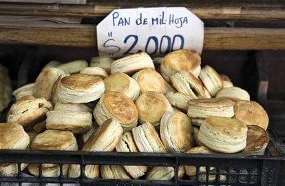 Chile tienen recetas curiosas como la del pan milhojas que aparece en la foto, o la marraqueta, un legendario pan de masa batida de supuesto origen francés, y tecnologías de panificación únicas en el mundo, como el horno chileno. Los escasísimos constructores y reparadores que quedan saben que, una vez apagado, podría seguir cociendo pan hasta dos o tres meses después, por las altísima temperatura que alcanza. “El pan es distinto cada día de acuerdo a lo que ocurra en el salón de una panadería: a la temperatura del horno, la del agua; al clima del día; a la fuerza de la harina; al ánimo del trabajador y hasta al amor que le tenga al trabajo”, dice Mariano Gutiérrez (de 83 años), dueño de La Compañía, en Graneros, VI Región.