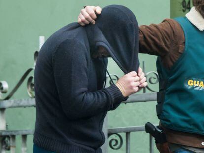 José Enrique Abuín Gey, durante un registro al poco de su detención. 