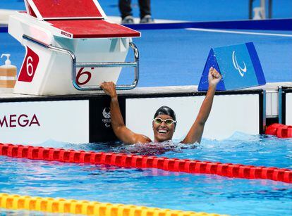 La nadadora española Teresa Perales tras conquistar la medalla de plata en los 50 metros espalda, clase S5, en los Juegos Paralímpicos de Tokio.
