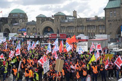 Manifestantes protestan frente a la estación de tren Landungsbruecken durante la huelga nacional convocada en Alemania, este lunes.
