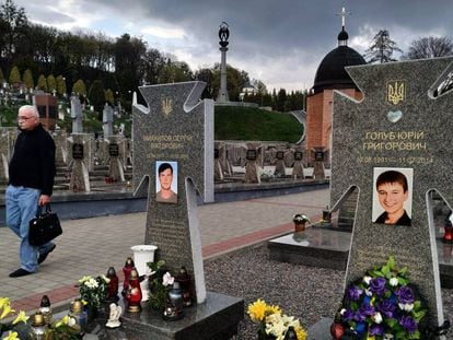 Tumbas de muertos en la guerra en el Este, este miércoles en el cementerio de Lychakiv, en Lviv.