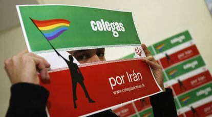 El iraní Alí escondía ayer su rostro tras un cartel del colectivo Cologa en Málaga.