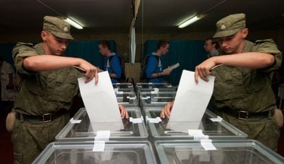 Un soldado ruso, emite su voto en Sebast&oacute;pol, Crimea, este domingo
