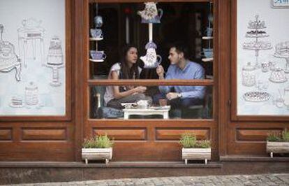 Una pareja en un café de la capital croata.