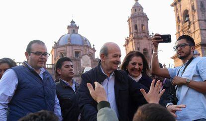 El exgobernador de Michoacán, Fausto Vallejo, y su hijo (izquierda) durante un acto electoral enero de 2018