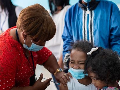 Una enfermera administra la vacuna contra la covid-19 a una niña en Santo Domingo (República Dominicana), en febrero de este año.