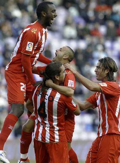Los jugadores del Almería celeran el gol de Crusat.
