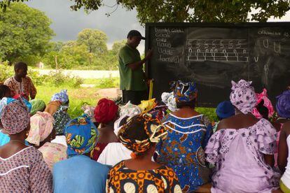 Un cooperante de una ONG da clases a nativos en Senegal.