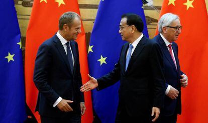 El presidente del Consejo Europeo, Donald Tusk, junto al primer ministro chino, Li Keqiang, y al presidente de la Comisión Europea, Jean-Claude Juncker, en Pekín, en 2018. 