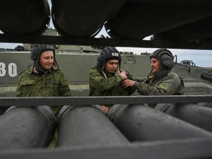 Tres reclutas rusos entrenan este martes en Rostov, en el sur de Rusia.