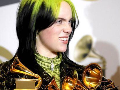 Billie Eilish posa con los cuatro Grammys que ha logrado este 2020. En vídeo, sus cuatro triunfos más importantes.
