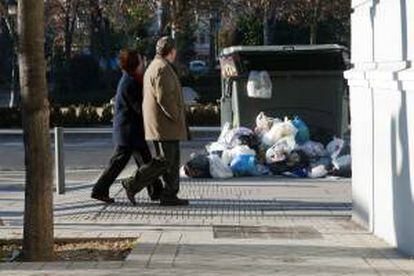 Las calles de Granada acumulan unas 1.200 toneladas de basura tras seis días de huelga de los trabajadores de la concesionaria del servicio de limpieza y recogida de residuos, Inagra, cuyo comité de huelga trabajará excepcionalmente hoy y mañana para la limpieza de los mercadillos.