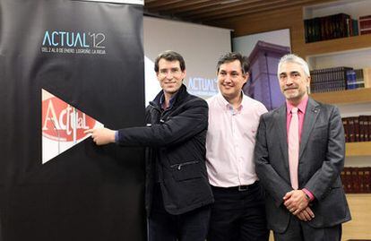 El consejero de Educación, Cultura y Turismo, Gonzalo Capellán (iz), el director de Cultura y Turismo, José Luis Pérez (c), y el director de Contrabriefing, José Luis González Malo (d), durante la presentación hoy de la imagen y el avance de la programación musical de Actual 2012, que organiza el Gobierno de La Rioja.