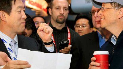 El director de medios digitales de Samsung, Choi Gee-sung, charla con Bill Gates en la  feria de informática de Las Vegas.