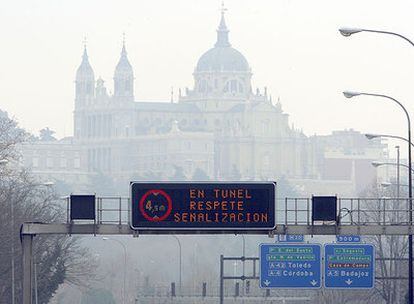 La catedral de la Almudena vista desde la M-30, entre brumas debido a la contaminación.
