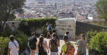 Pintadas contra los turistas en Barcelona.