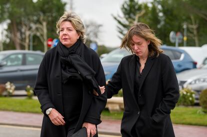 Simoneta Gómez-Acebo (a la izquierda) y su hija, María, a su llegada al tanatorio La Paz-Tres Cantos de Madrid, este sábado.