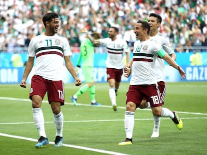 Vela celebra junto a Guardado y Lozano.