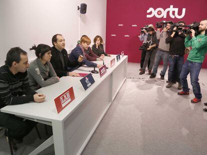 Pernando Barrena, en el centro, en una comparecencia con otros representantes de la izquierda 'abertzale'.