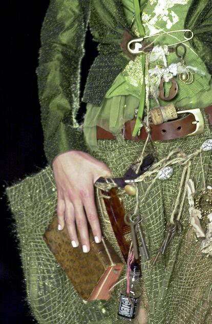 Un detalle de la colección de alta costura de Christian Dior para la primavera de 2000. Diseñada por John Galliano y conocida como la colección 'Clochard', incluía elementos inspirandos en los enseres de las personas sin hogar de París.