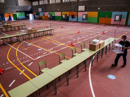 Pabellón de un colegio electoral en Galicia, el pasado 12 de julio, adaptado a las limitaciones de movilidad.