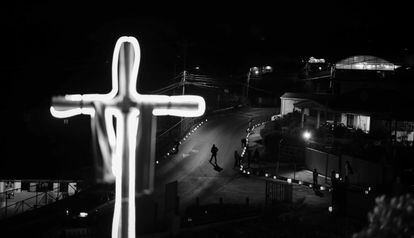 Una cruz ilumina las calles en el pueblo de Llano Grande de Cartago, al este de San José (Costa Rica). 