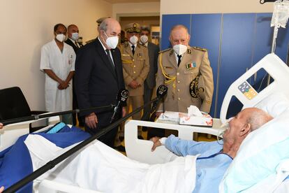 El presidente de Argelia, Abdelmayid Tebún, y el jefe del Estado mayor, Said Chengriha, visitan a Brahim Gali, en el hospital de Argel, a su regreso de España.