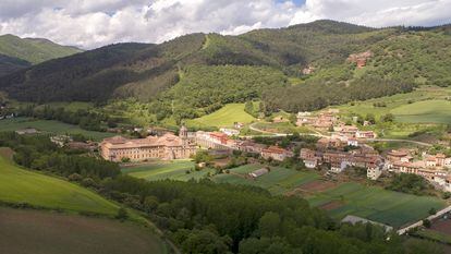 Vista de San Millán de la Cogolla, con el monasterio de Yuso en primer término, en una imagen cedida por el Gobierno de La Rioja.