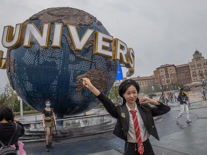 Una visitante posa en la entrada de Universal Studios Beijing el día su inauguración oficial.