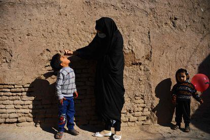 Una sanitaria proporciona una de las vacunas contra la polio en Herat, Afganistán.