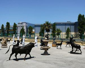 Juan Salas intenta vender estatuas de bronce. “Tengo uno de esos toros a 11.900 euros; antes costaban el doble”, explica.