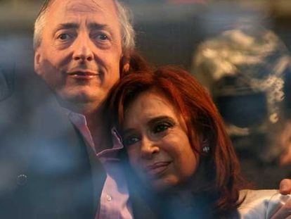 Néstor Kirchner y su esposa, Cristina, tras un reciente acto electoral.