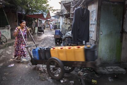 Todas las mañanas, Sarmini tiene que comprar agua, pero la que porta en la imagen es sólo para la limpieza y la cocina. La potable debe ser comprada por separado